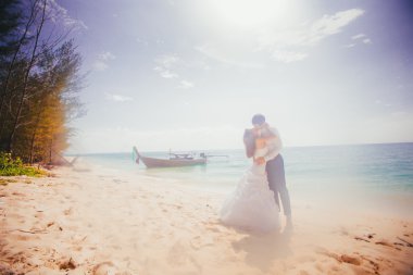 Gelin ve damat tropikal plaj