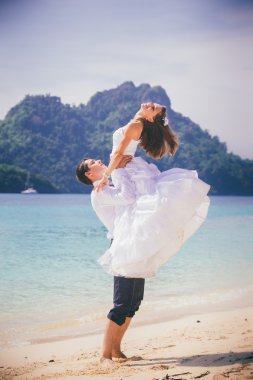 Gelin ve damat tropikal plaj