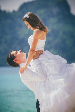Gelin ve damat tropikal plaj