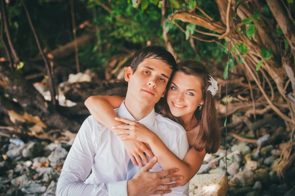 Novia abrazar a su novio —  Fotos de Stock