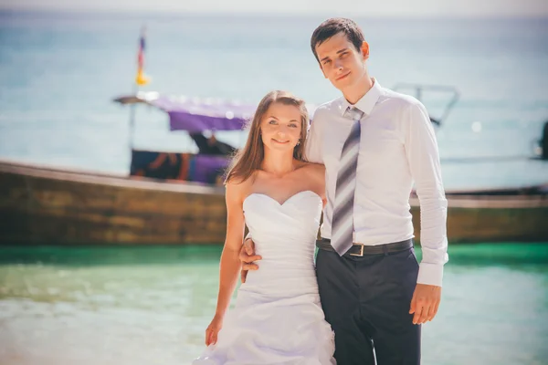 Bruid en bruidegom op tropisch strand — Stockfoto