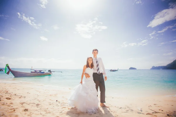 Novia y novio en la playa tropical — Foto de Stock