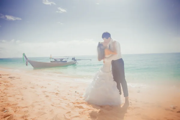 Mariée et marié sur la plage tropicale — Photo