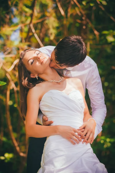 Noiva e noivo na selva tropical — Fotografia de Stock