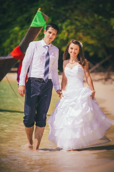 Νύφη και γαμπρός σε τροπική παραλία — Φωτογραφία Αρχείου