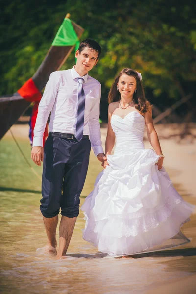 Noiva e noivo na praia tropical — Fotografia de Stock