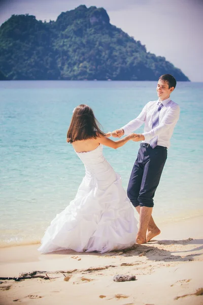 Bride and groom on tropical beach — Stock Photo, Image