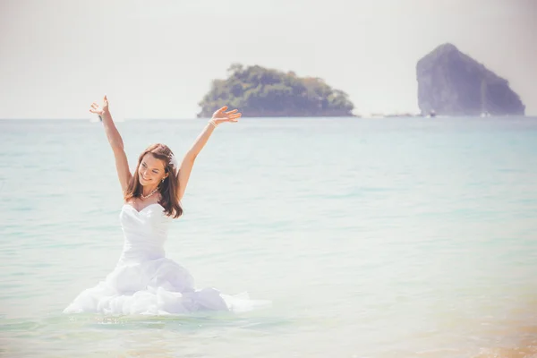 Jeune mariée en mer tropicale — Photo