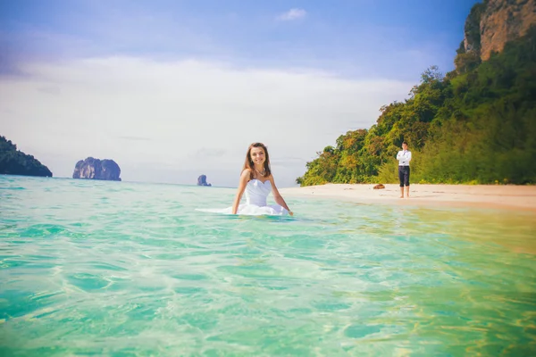 Novia y novio en mar tropical — Foto de Stock