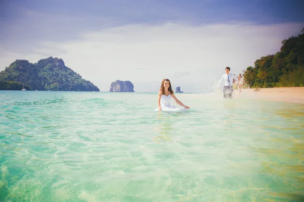 Bride and groom in tropic sea — Stock Photo, Image