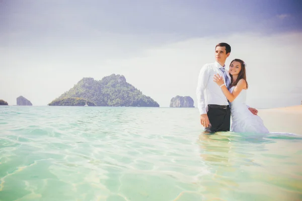 Noiva e noivo em mar trópico — Fotografia de Stock