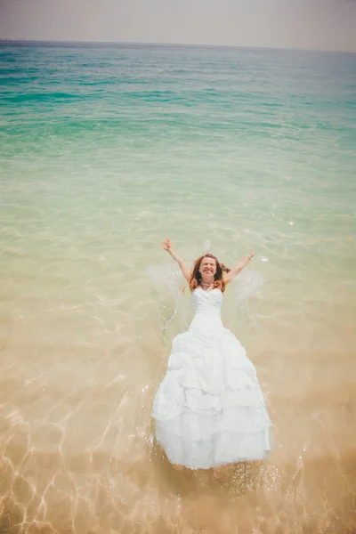 Braut im Brautkleid im Meer — Stockfoto