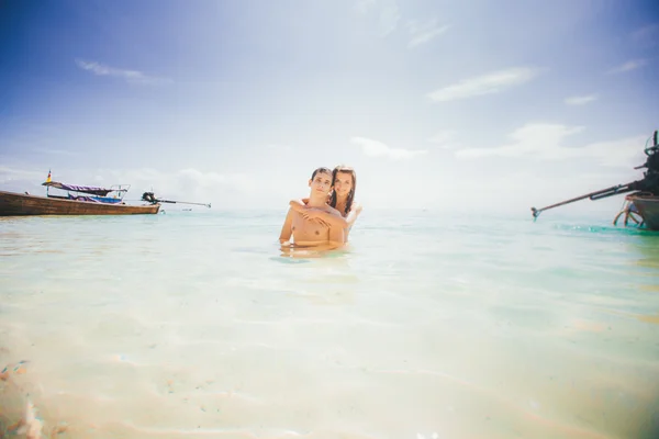 Jovem e mulher na praia do mar — Fotografia de Stock