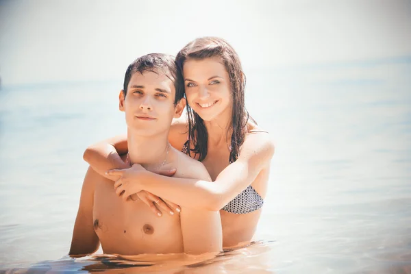 Молодой человек и женщина на морском пляже — стоковое фото