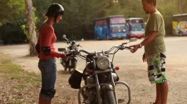 Motosiklet dersi öğretim kız