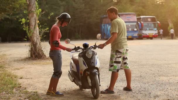 Scooter instructeur onderwijs meisje — Stockvideo