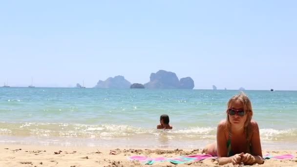 Twee jonge meisjes op strand — Stockvideo