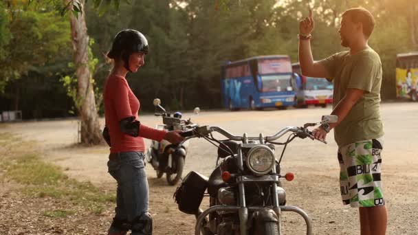 Motorcykel instruktör undervisning flicka — Stockvideo