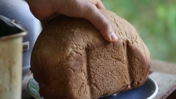 L'uomo mette il pane sul piatto — Video Stock