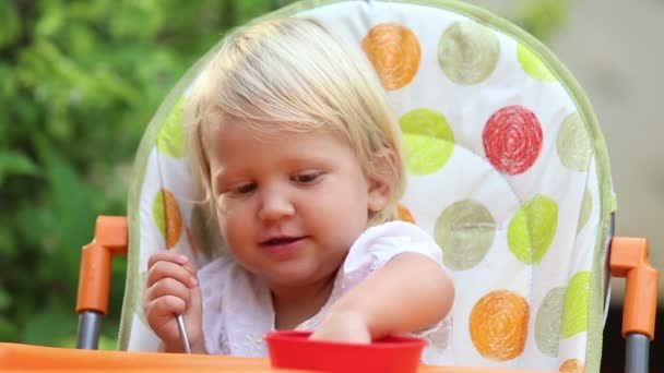 Klein meisje eten van fruit — Stockvideo