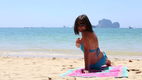 Молодая девушка на пляже — стоковое видео