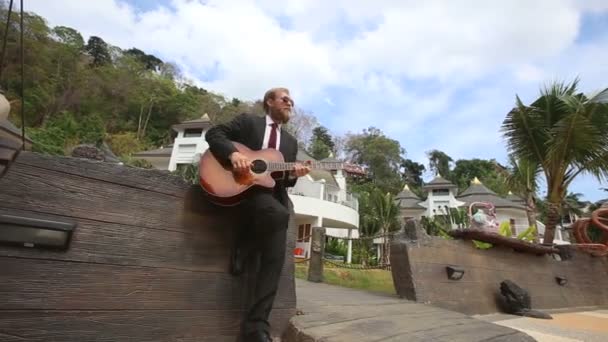 Sakallı adam gitar çalmak — Stok video