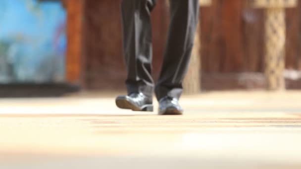 Человек в черной обуви шаги — стоковое видео