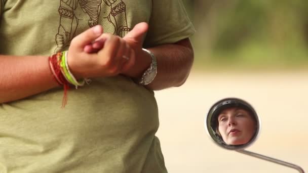 Kız adamla konuşan scooter üzerinde — Stok video