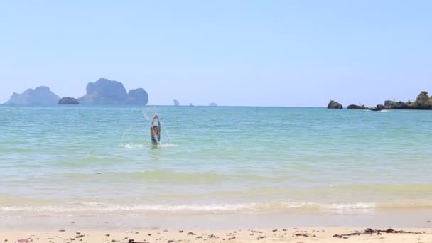 Niña nadando en el mar — Vídeos de Stock