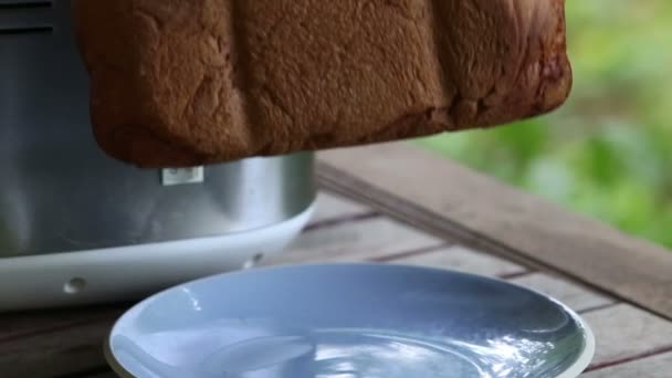 Человек положил хлеб на тарелку — стоковое видео