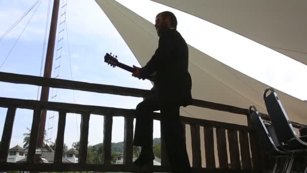 Vousatý muž hraje kytara — Stock video