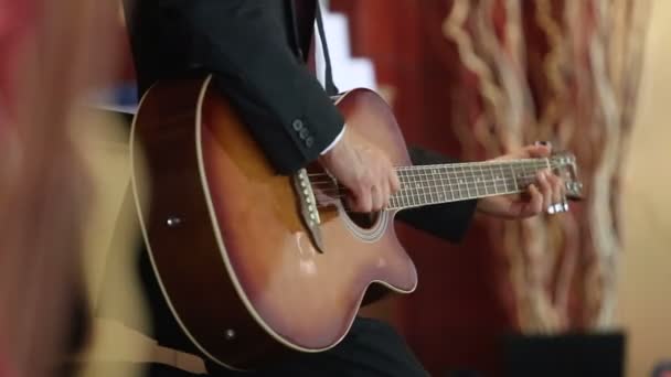 Homem barbudo tocando guitarra — Vídeo de Stock