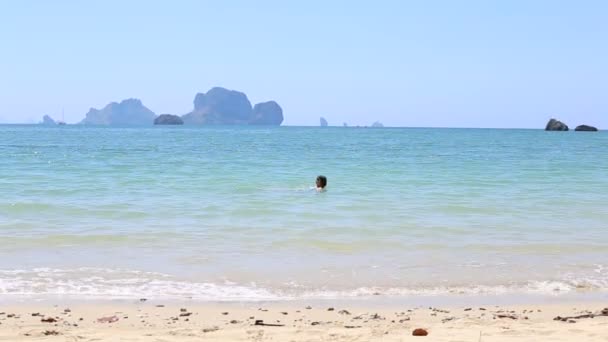 Niña nadando en el mar — Vídeos de Stock