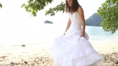 Sahilde güzel bir gelin