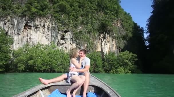 Chica y hombre sentado en el barco — Vídeo de stock