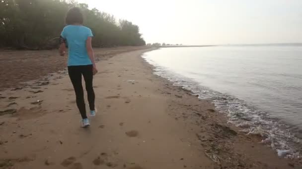 Ragazza saltando sulla spiaggia — Video Stock