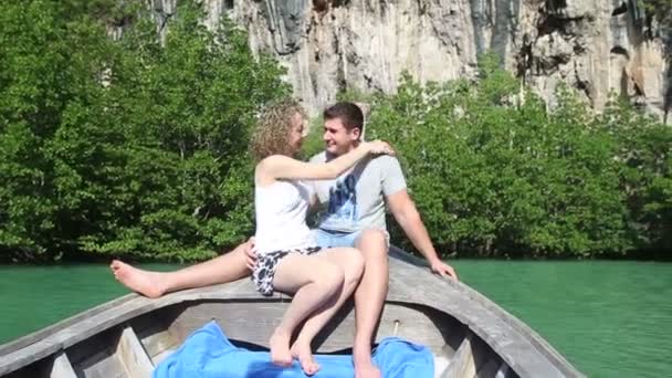 Man en vrouw op longtail boot — Stockvideo