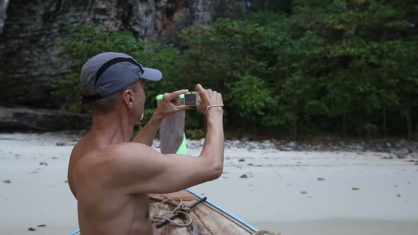 Hombre tomando fotos desde el barco — Vídeo de stock