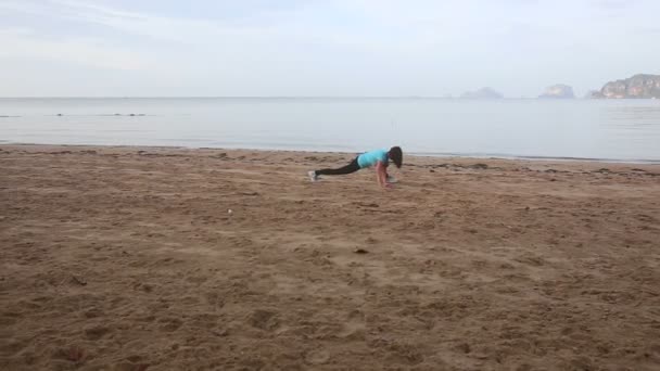 Fille faire des exercices sur la plage — Video