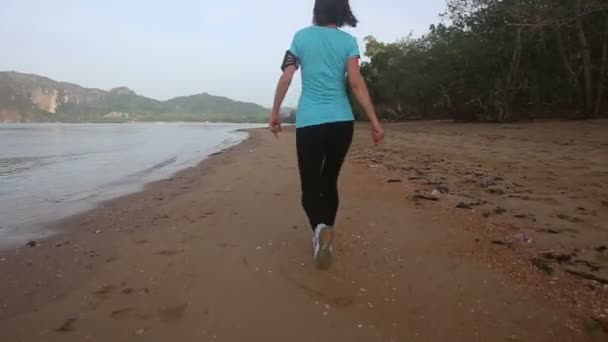 Дівчина стрибає, гуляє на пляжі — стокове відео