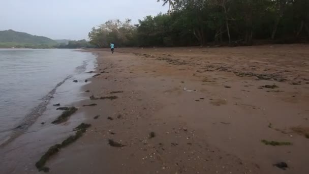 Chica corriendo en la playa del mar — Vídeo de stock