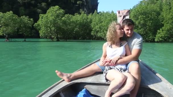 Fille baiser homme sur bateau — Video