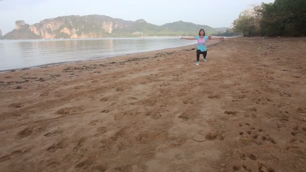 Girl  doing yoga on beach — Stock Video