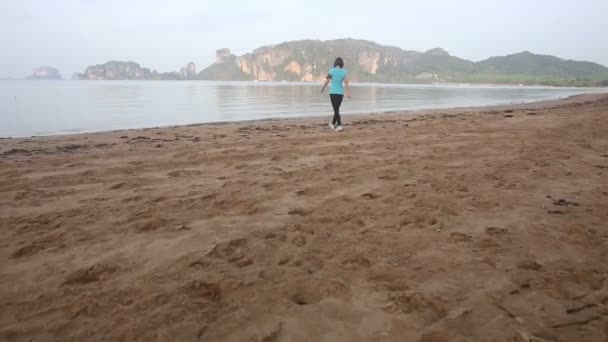 Dziewczyna chodu i biegu na plaży — Wideo stockowe