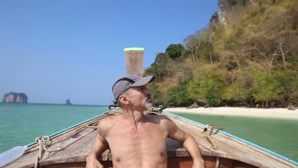 Пожилой человек на тайской лодке — стоковое видео