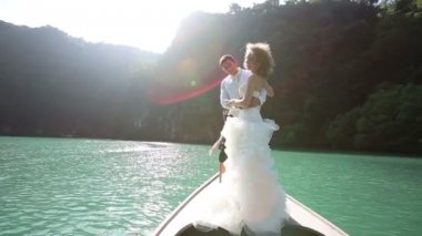 Gelin ve damat botta ayakta