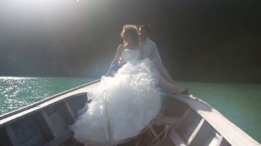 Gelin ve damat sandalda oturan