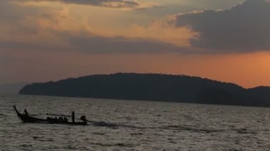 Günbatımı denizde teknede Longtail
