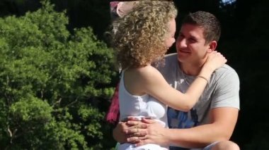 Erkek ve kadın teknede oturuyor