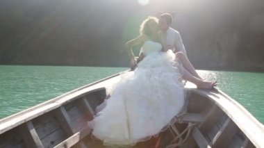 Gelin ve damat sandalda oturan